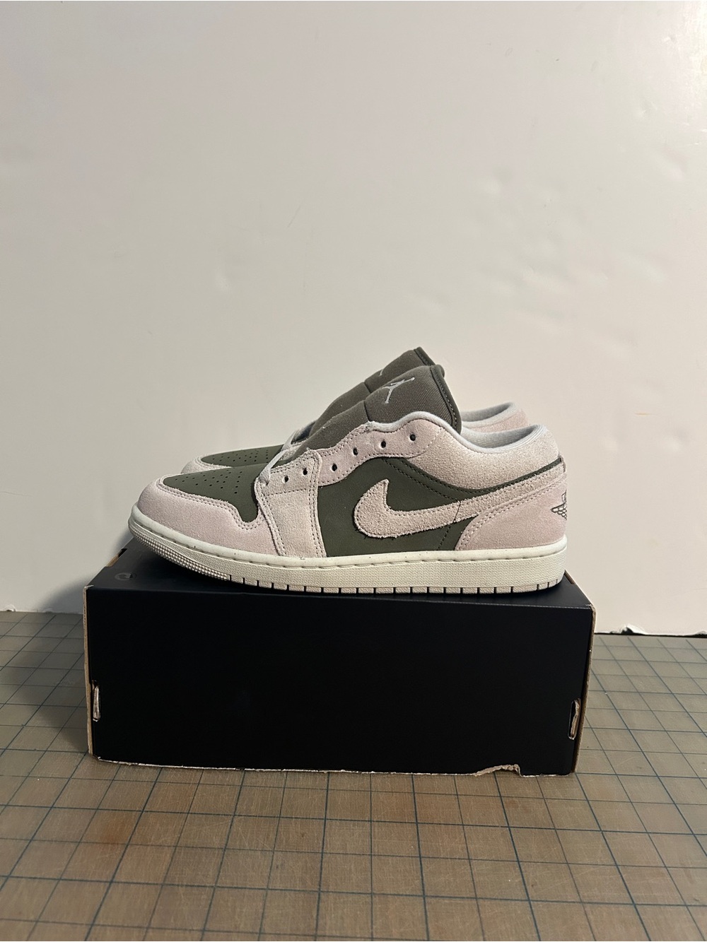 Jordan 1 Low SE ‘Medium Olive Sail’